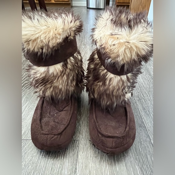 Vintage 2010’s Kmart furry slipper boots 7/8 Medium - Picture 2 of 4